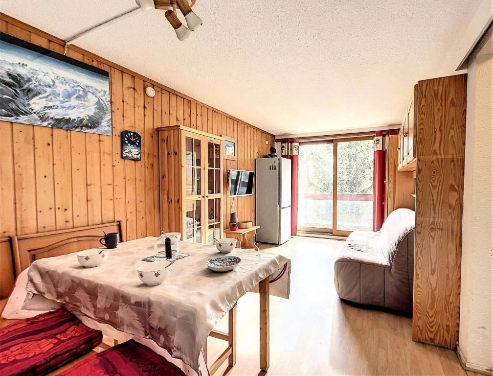 een woonkamer met een tafel en een koelkast bij Résidence Orion - STUDIO CABINE 4/5 PERSONNES VUE PISTES MAE-7504 in Villarembert