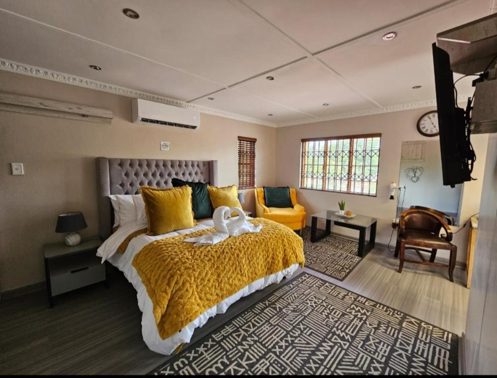 - une chambre avec un grand lit et un salon dans l'établissement Le-n-Biki Air B&B, à Harrismith