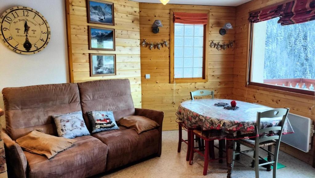 a living room with a couch and a table at Résidence La Grande Montagne - 2 Pièces pour 4 Personnes 151 in Modane