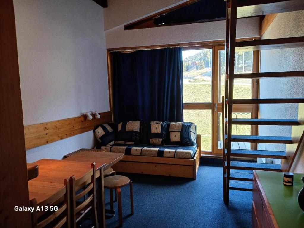 un salon avec un canapé et une table dans une pièce dans l'établissement Résidence Tournavelles - Appartement 2 pièces 7 personnes en duplex, au pied des pistes et des commerces, proche de l'ESF et de la garderie dans le villa MAE-5091, à Arc 1800