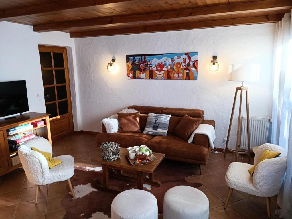 uma sala de estar com um sofá e duas cadeiras em Résidence La Planchette - 4 Pièces pour 6 Personnes 861 em Saint-Gervais-les-Bains