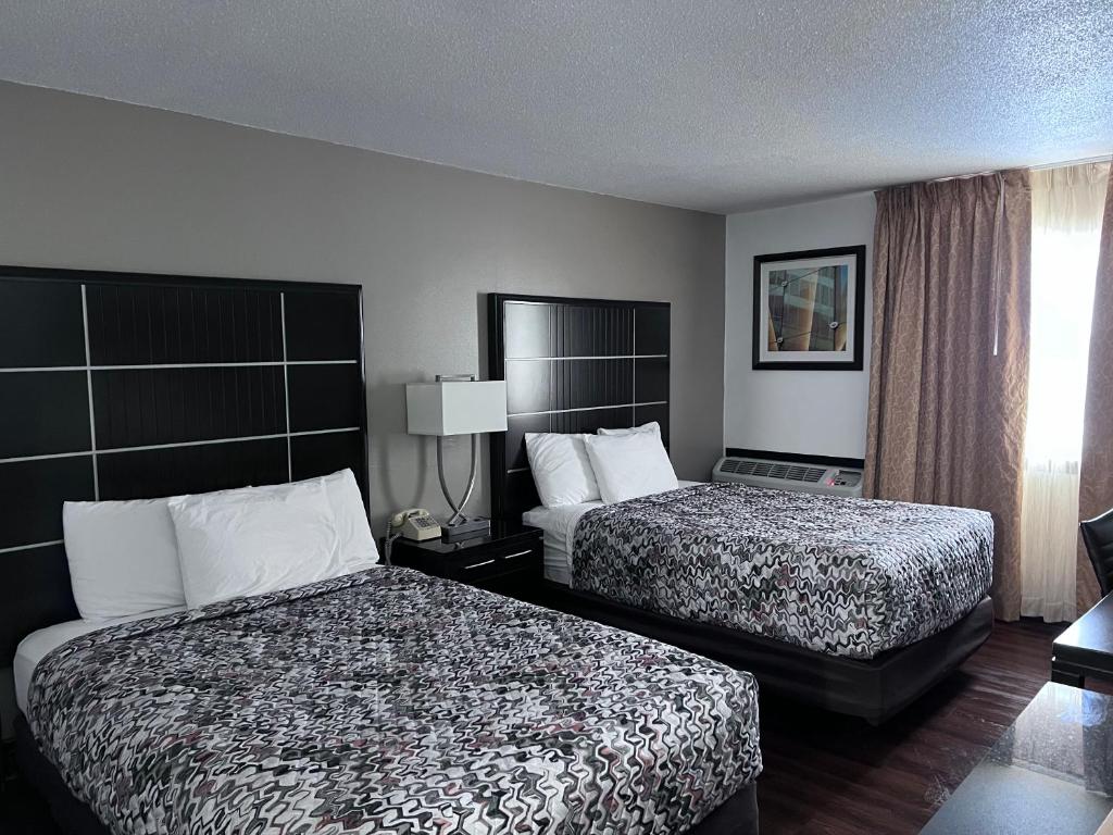 um quarto de hotel com duas camas e uma janela em AmeriVu Inn em Park Falls