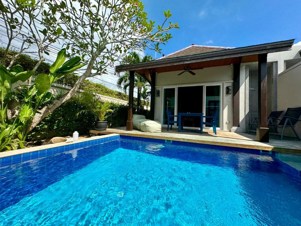 ein Pool vor einem Haus in der Unterkunft Villa Ginger with private pool Bang Tao in Phuket