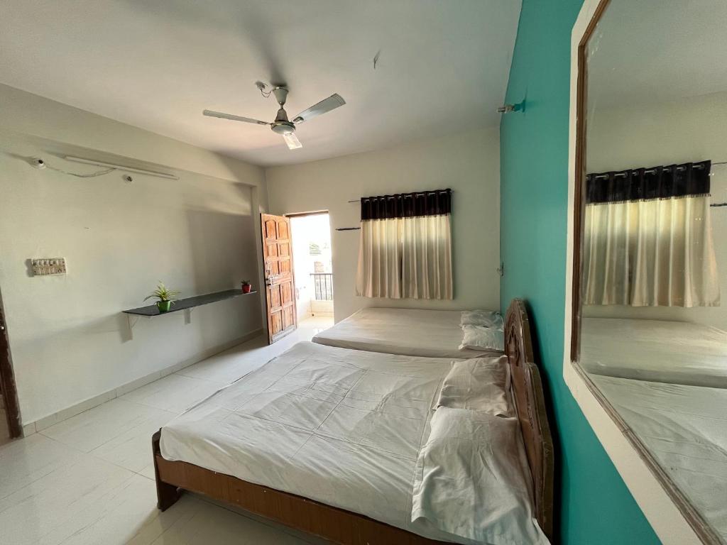 Postel nebo postele na pokoji v ubytování Hotel Raghunath Residency Niwas