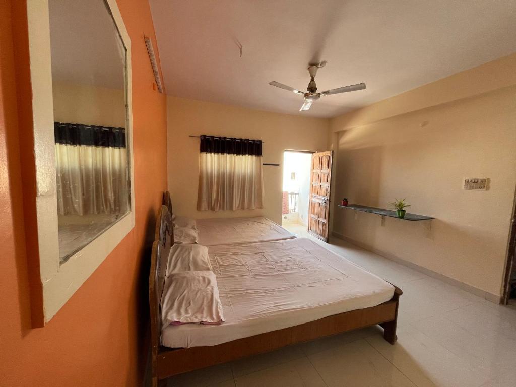 Postel nebo postele na pokoji v ubytování Hotel Raghunath Residency Niwas