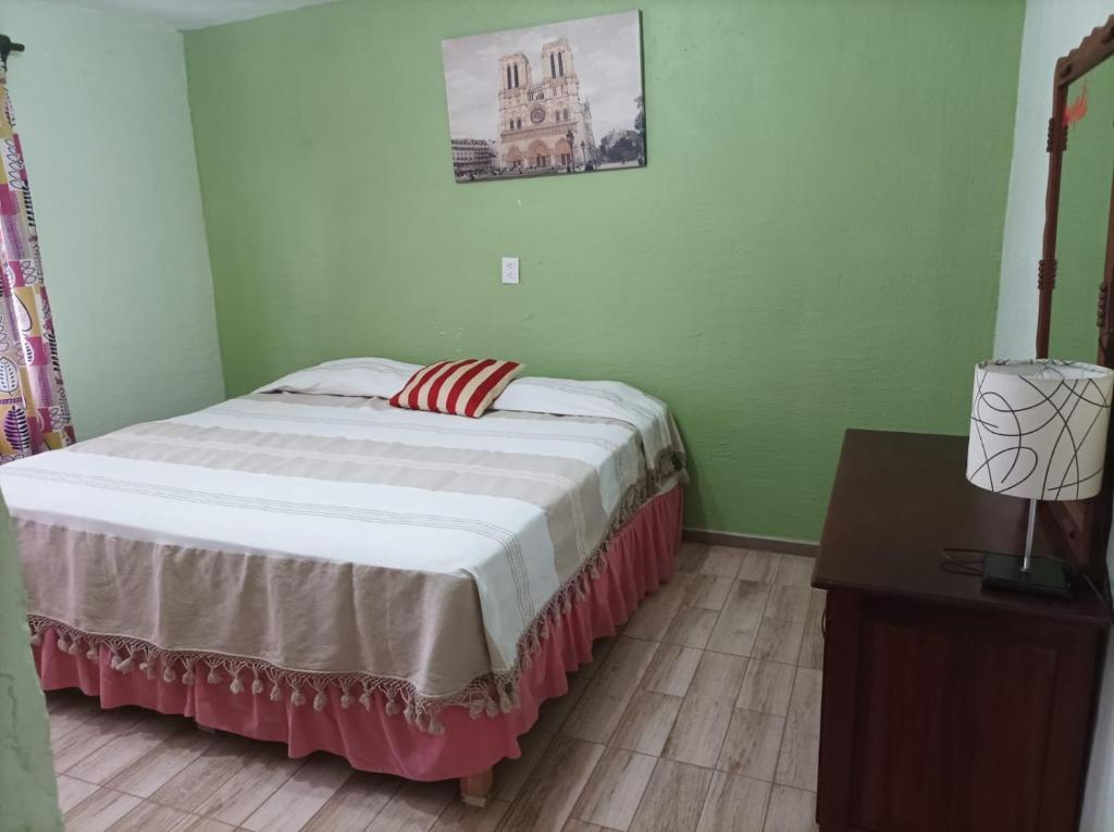 Dormitorio pequeño con cama y mesa en Casa de mamá en Santa María Azompa