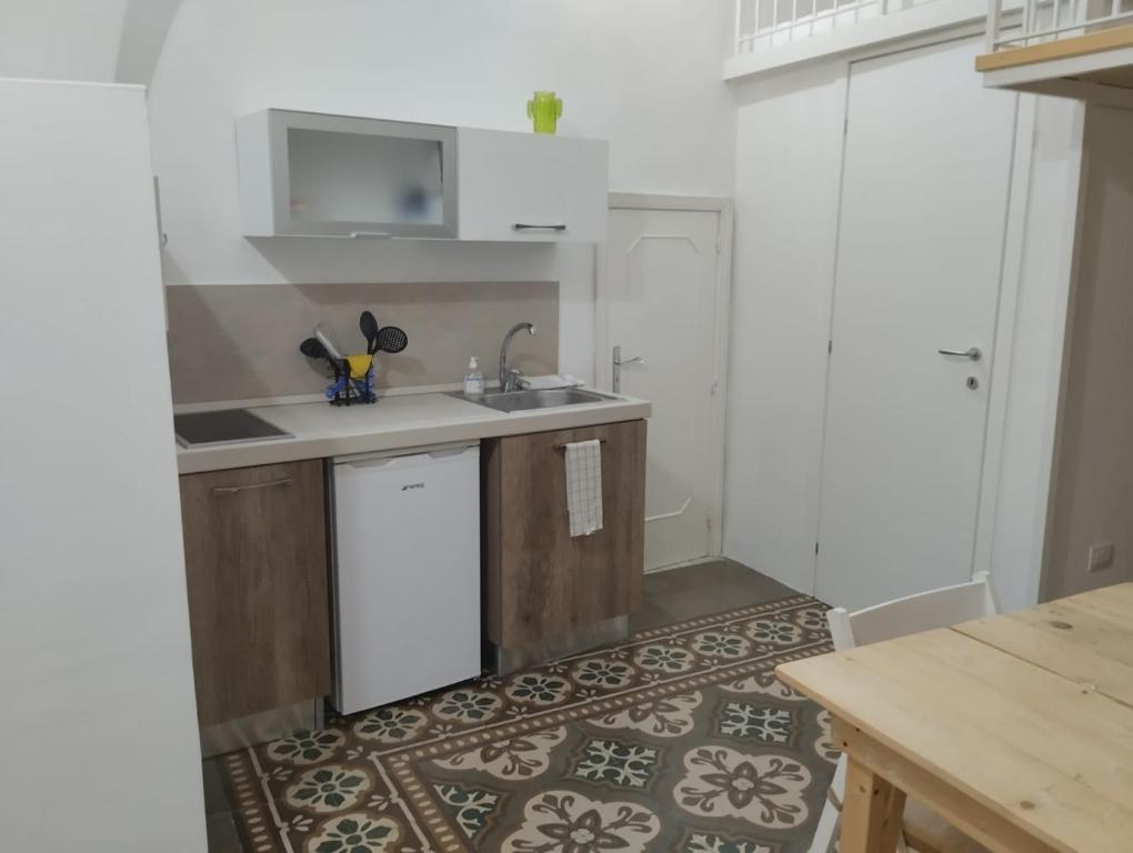 eine Küche mit einer Spüle und einer Theke in der Unterkunft Casa Vacanze Le Doi Salentine in Parabita