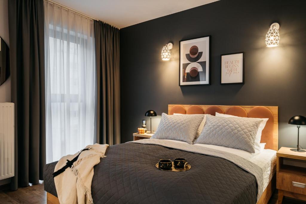 sypialnia z łóżkiem z dwoma butami w obiekcie ORSO Rooms & Apartments LoftAffair Collection w Warszawie
