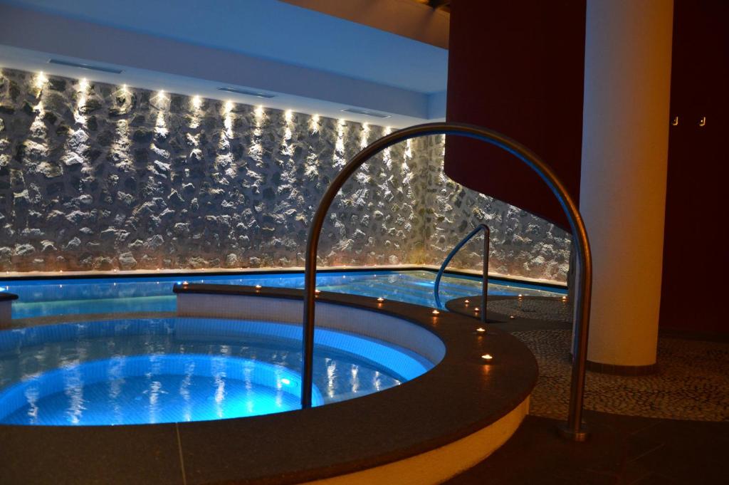 a hot tub in the middle of a room at Hotel Garnì Carpe Diem in Vigo di Fassa