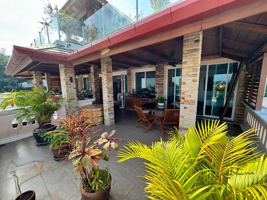 スリンビーチにあるSurin Sabai Condo - Phuketの植物の多いパティオ付きの家