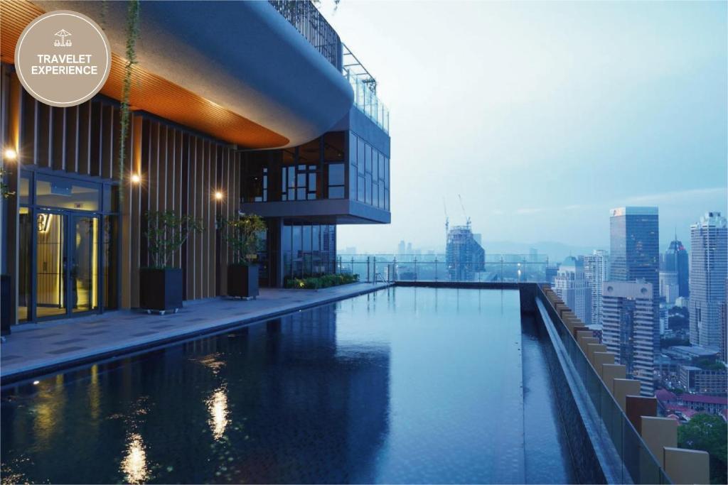 una piscina sul lato di un edificio di Ceylonz Suite KLCC, Travelet a Kuala Lumpur