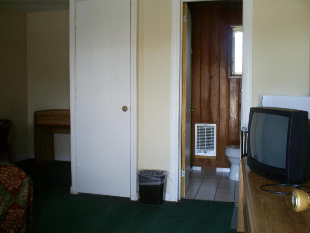Crestview Inn - Standard Room With Two Double Beds