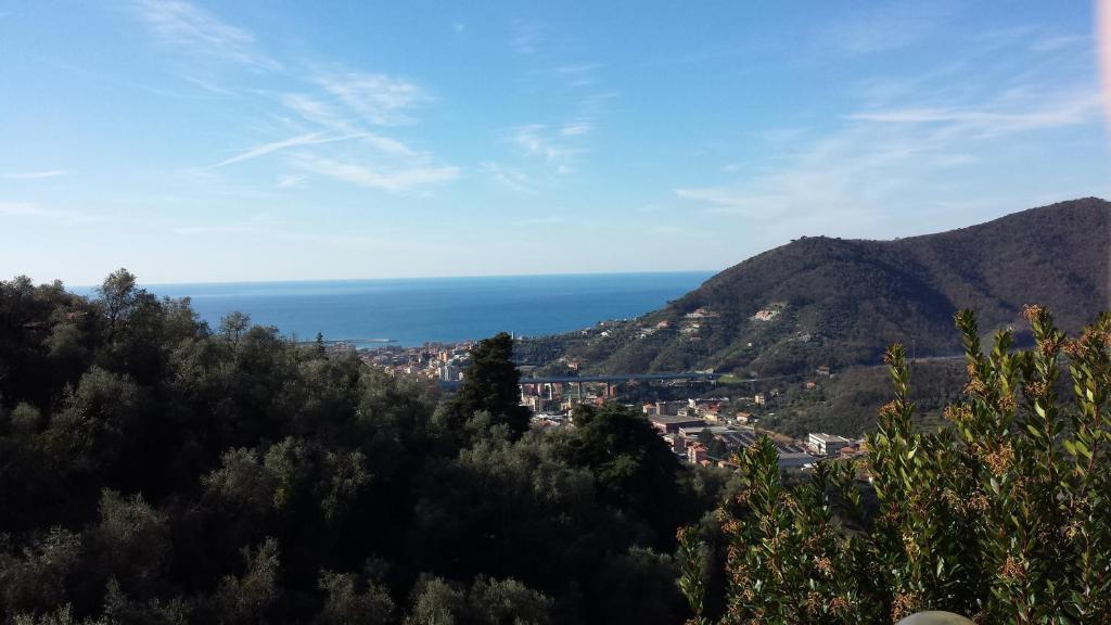 - une vue sur l'océan depuis la montagne dans l'établissement Tigullio Vacations, à Leivi