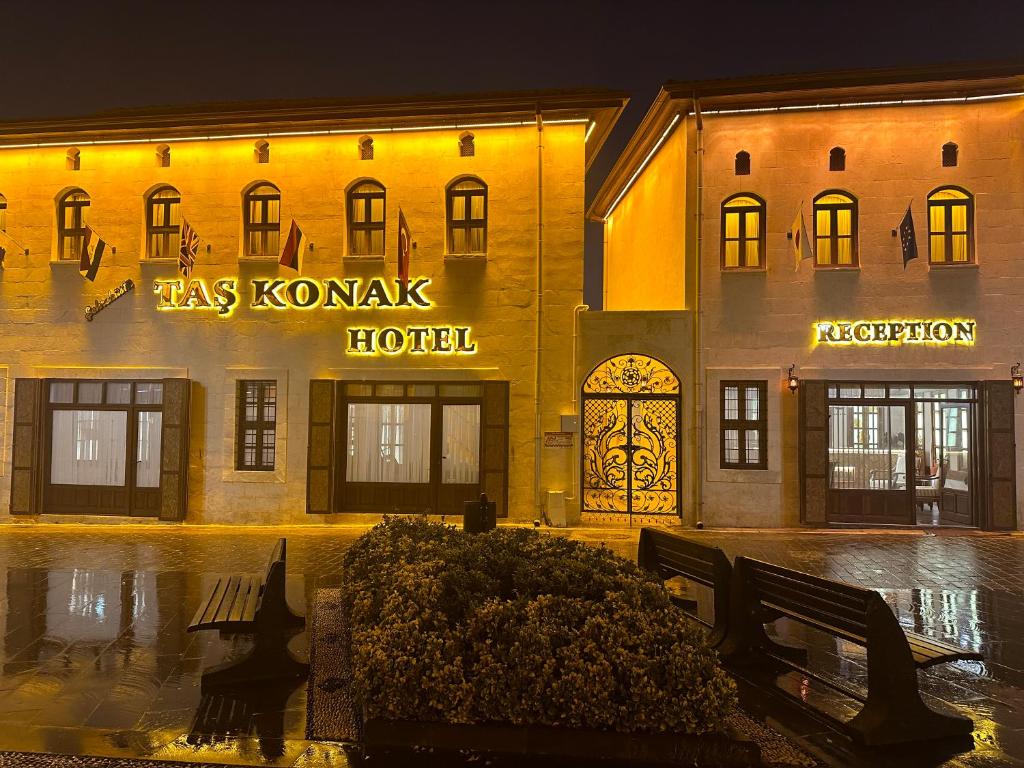 ガジアンテプにあるTas Konak Hotelのコンニマークホテルの看板がある建物