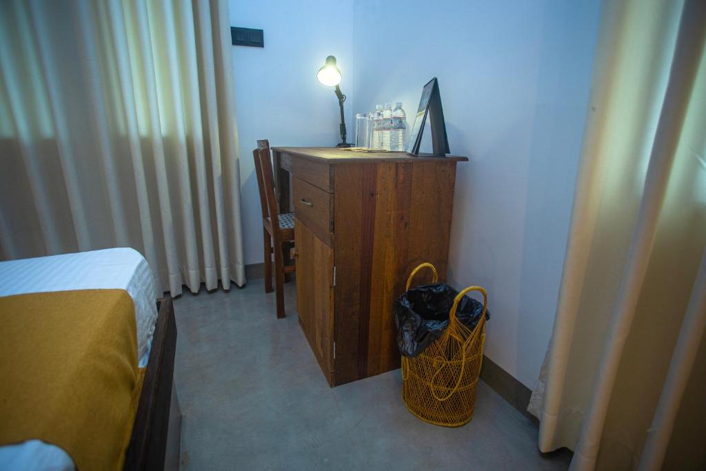 Postel nebo postele na pokoji v ubytování Aki Luna Lagoon Resort Hikkaduwa