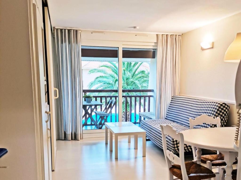 un salon avec un canapé et une table dans l'établissement Résidence Le Boucanier - 2 Pièces pour 4 Personnes 014, à Vieux-Boucau-les-Bains