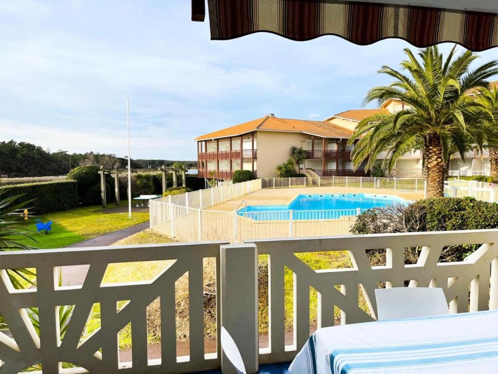- une vue sur la piscine depuis le balcon du complexe dans l'établissement Résidence Le Boucanier - 2 Pièces pour 4 Personnes 024, à Vieux-Boucau-les-Bains