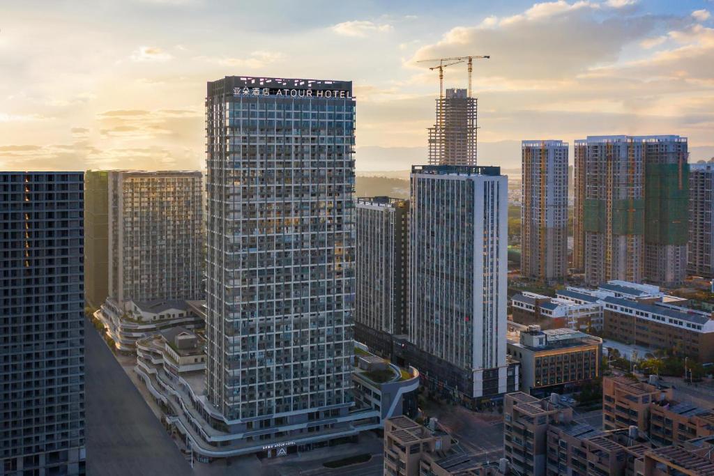 een uitzicht op de skyline van de stad met hoge gebouwen bij Atour Hotel Kunming South High Speed ​​Railway Station University Town in Kunming