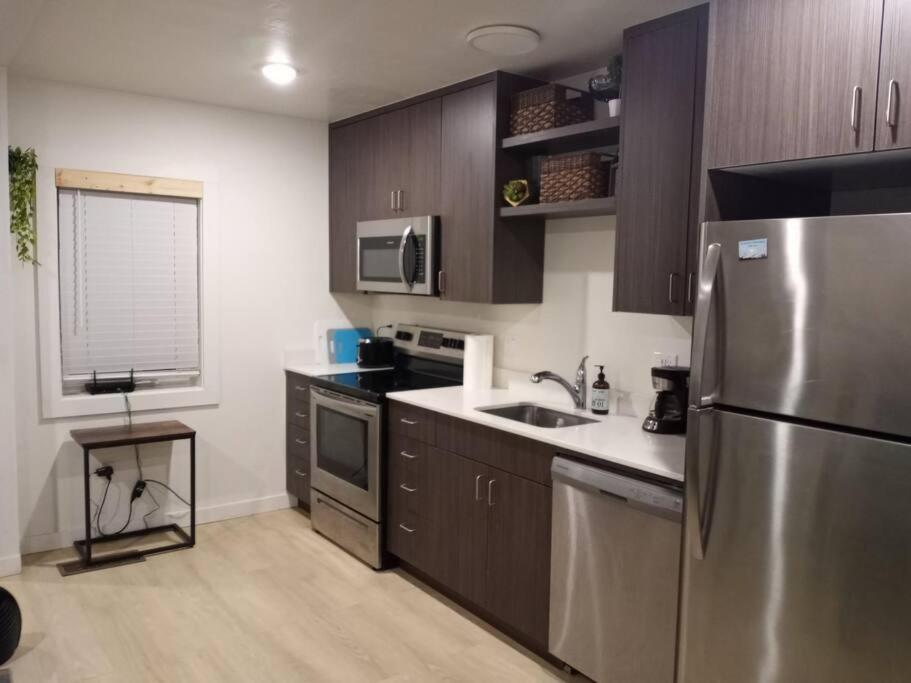 Kuchyň nebo kuchyňský kout v ubytování KarKens Container Home