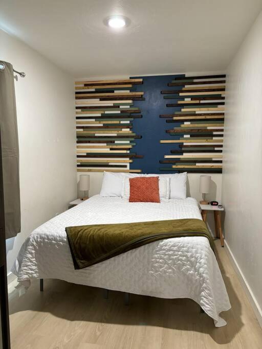 Postel nebo postele na pokoji v ubytování KarKens Container Home