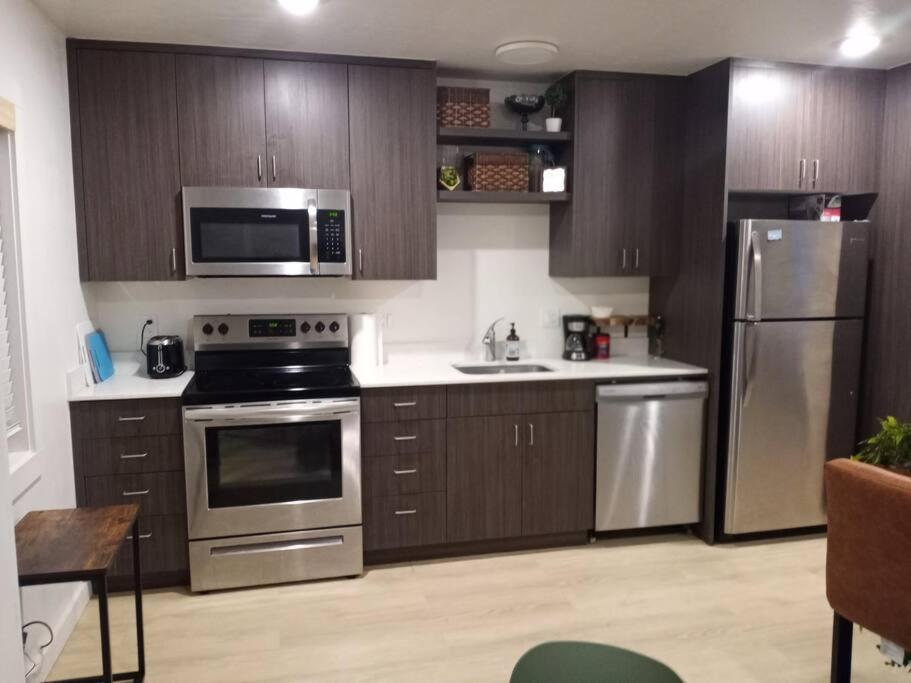 Kuchyň nebo kuchyňský kout v ubytování KarKens Container Home