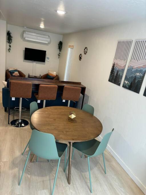 TV a/nebo společenská místnost v ubytování KarKens Container Home