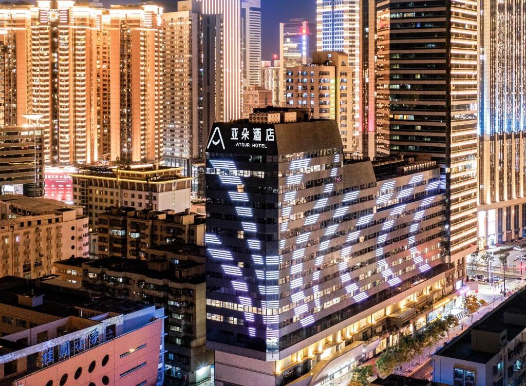 深圳的住宿－深圳罗湖地王亚朵酒店，一座高大的建筑,上面有城市的标志