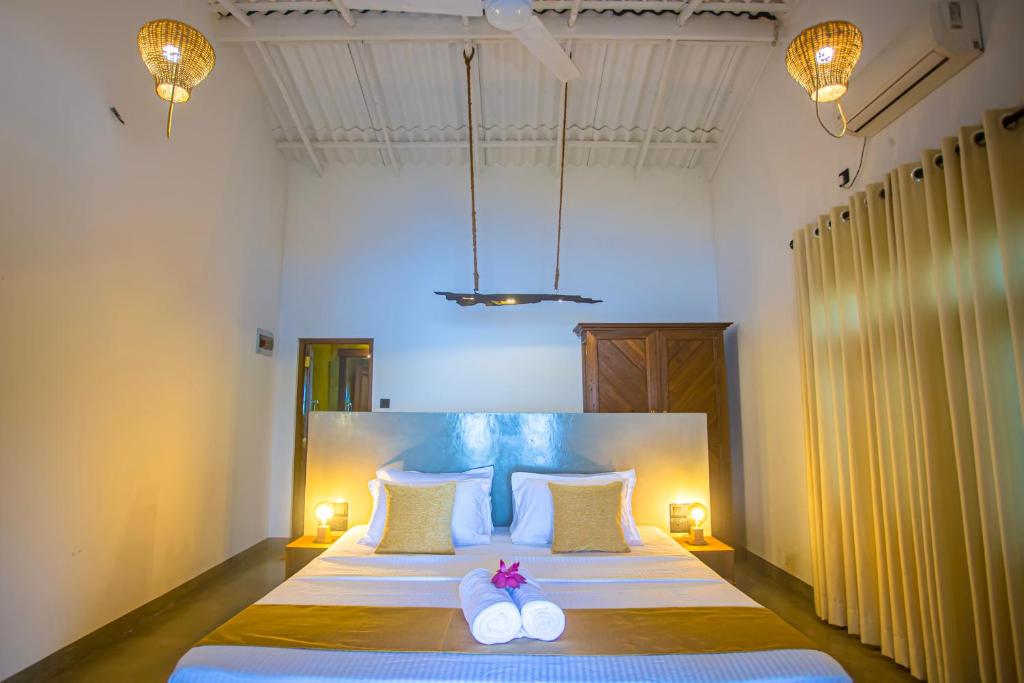 Postel nebo postele na pokoji v ubytování Aki Luna Lagoon Resort Hikkaduwa