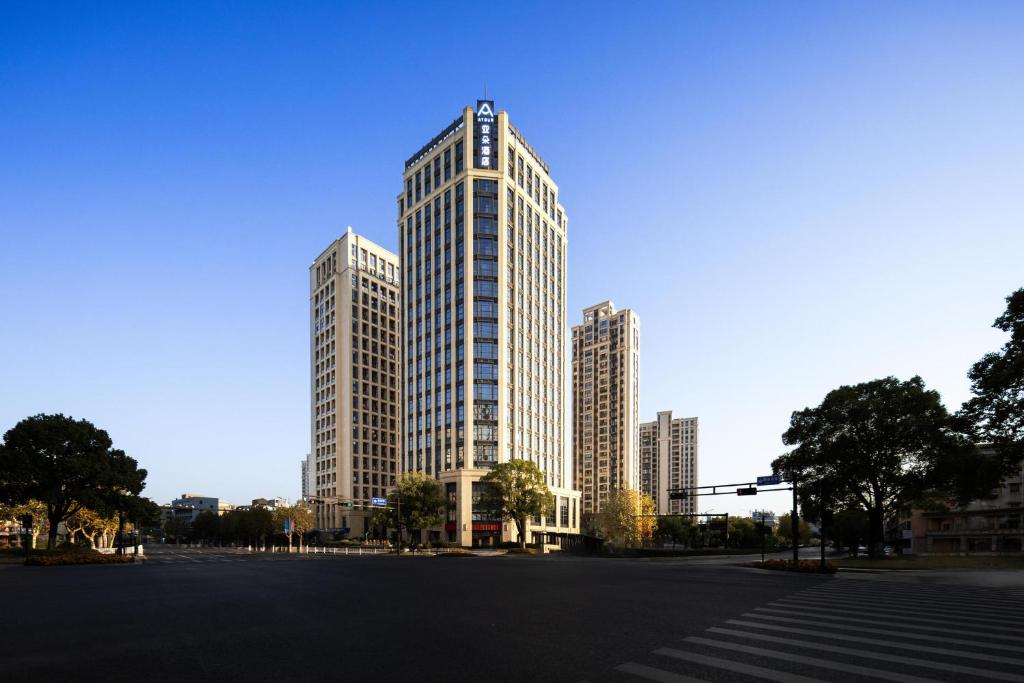ein großes Gebäude mit hohen Gebäuden in einer Stadt in der Unterkunft Atour Hotel Hangzhou Xiaoshan South Railway Station Xiaoshan Road in Xiaoshan