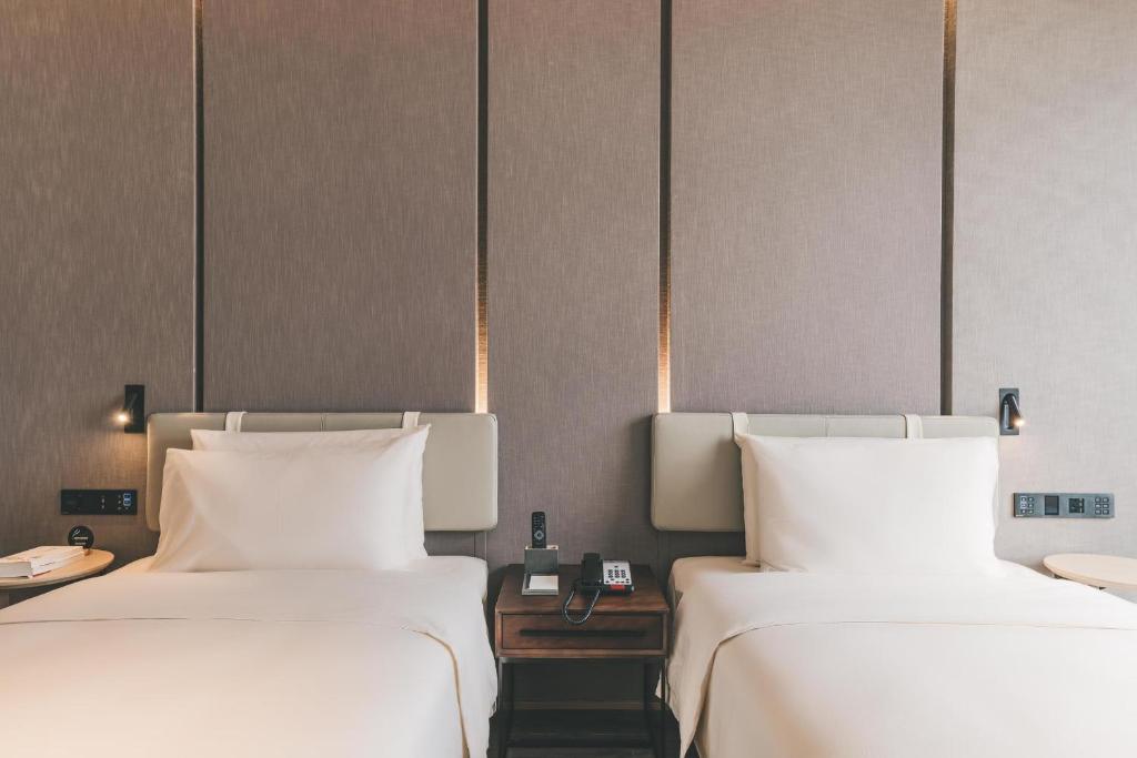 Postel nebo postele na pokoji v ubytování Atour Hotel Shenzhen Luohu Shuibei IBC