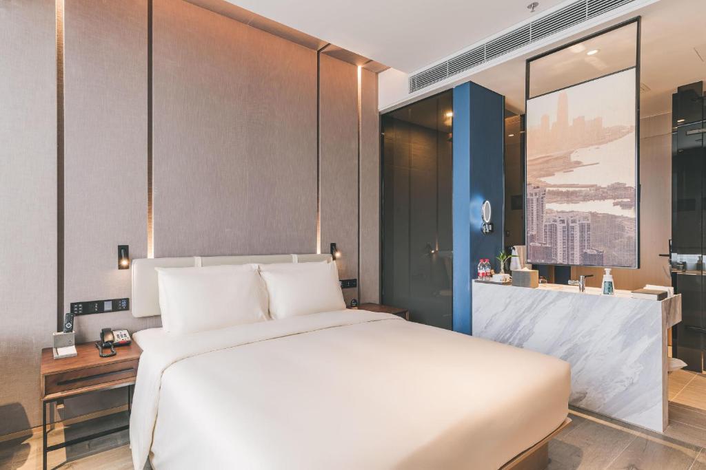 Postel nebo postele na pokoji v ubytování Atour Hotel Shenzhen Luohu Shuibei IBC