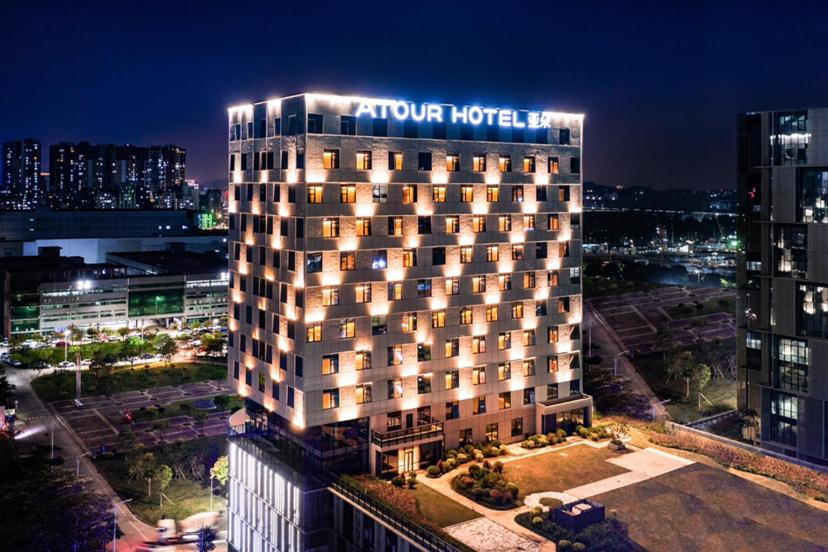 un bâtiment d'hôtel avec un panneau en haut dans l'établissement Atour Hotel Shenzhen Guangming New City, à Shenzhen