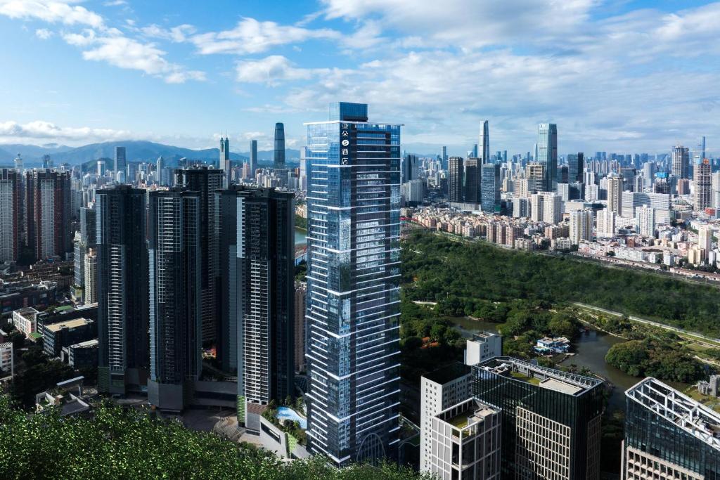 een skyline van de stad met hoge wolkenkrabbers en gebouwen bij Atour S Hotel Shenzhen Luohu Clams in Shenzhen