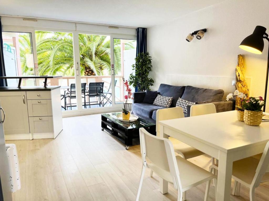 salon ze stołem i kanapą w obiekcie Résidence Le Boucanier - 3 Pièces pour 6 Personnes 954 w mieście Vieux-Boucau-les-Bains