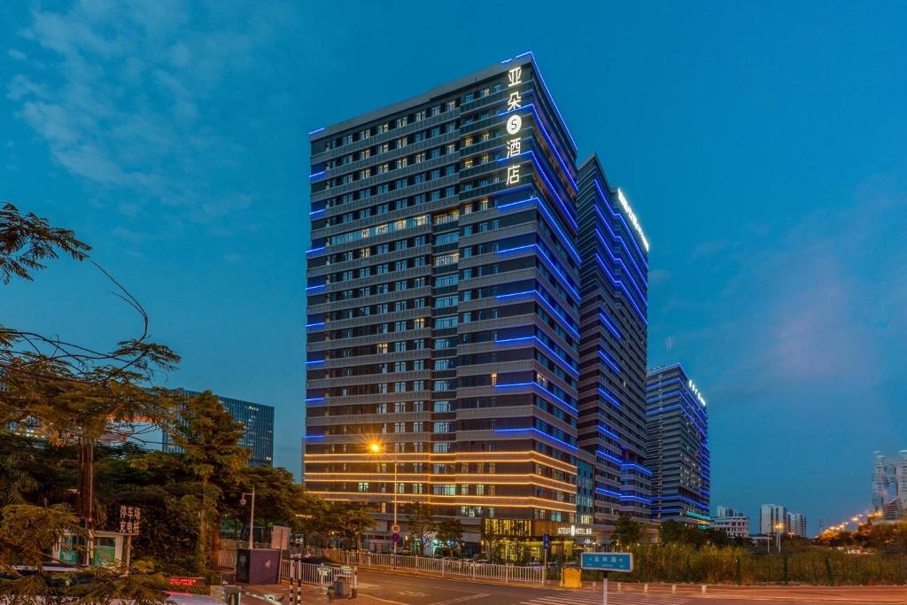 um edifício alto numa cidade à noite em Atour S Hotel Xiamen Cross-Strait Financial Center em Xiamen