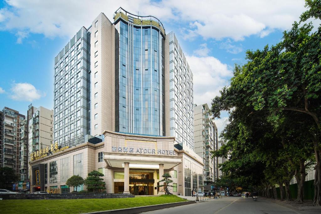 un gran edificio con un cartel en la parte delantera en Atour Hotel Chengdu Wuhou West Intelligent Valley en Chengdú