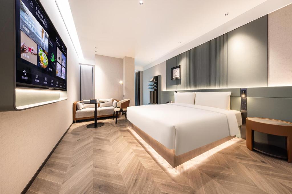 Postel nebo postele na pokoji v ubytování Atour S Hotel Shenzhen Luohu Shuibei