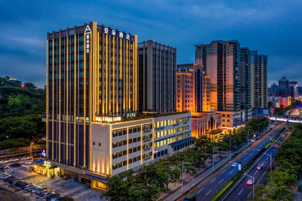 un bâtiment éclairé dans une ville la nuit dans l'établissement Atour Hotel Dongguan Humen Avenue, à Dongguan