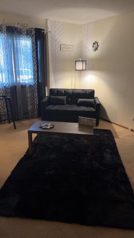een woonkamer met een bank en een salontafel bij CCS LLC in Champaign