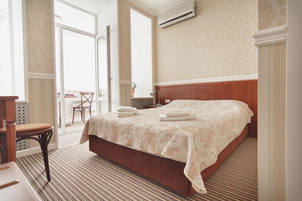 Postel nebo postele na pokoji v ubytování Consul Hotel Консул