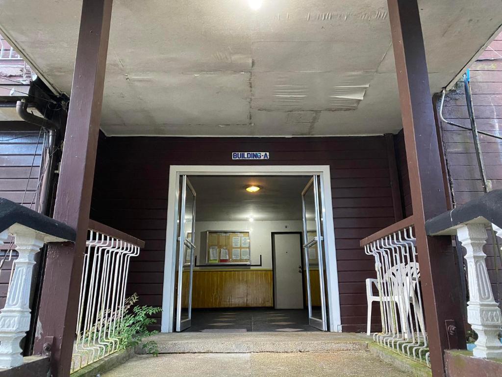 バギオにあるCasa Valle Verde - Unit 46Aの白い椅子2脚付きの建物の入口