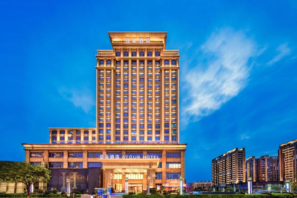 een hoog gebouw met veel ramen bij Atour Hotel Dongguan Fenggang in Qinglinjing