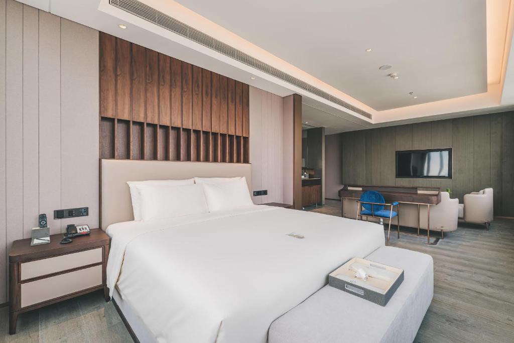 Postel nebo postele na pokoji v ubytování Atour Hotel Shenzhen Luohu Shuibei IBC