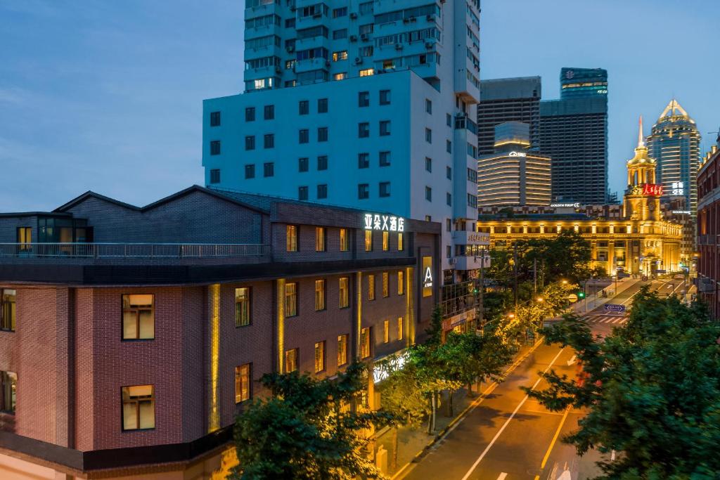 上海的住宿－上海外滩南京东路步行街亚朵X酒店，享有夜间城市景观和建筑