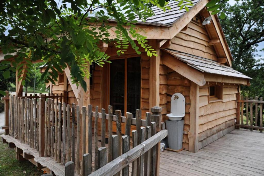 a log cabin with a fence and a mailbox at Gîte de France La cabane du causse 1 étoile - Gîte de France 2 personnes MAE-6394 in Lissac-sur-Couze