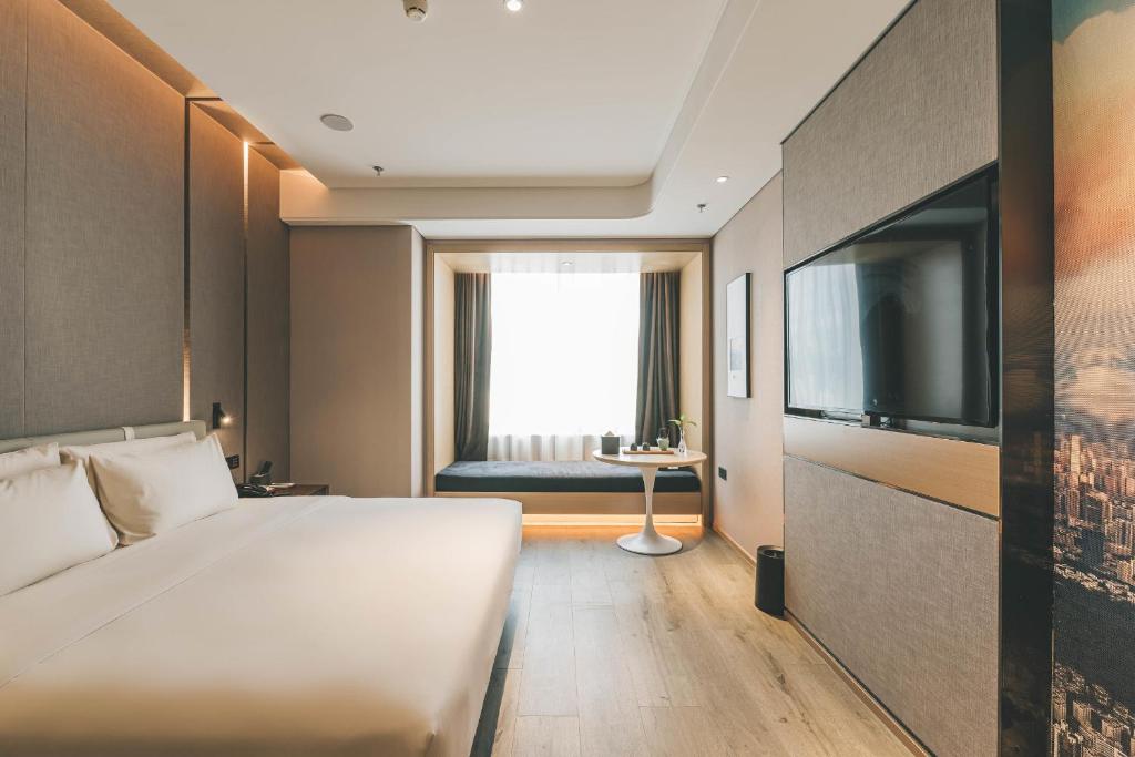 TV a/nebo společenská místnost v ubytování Atour Hotel Shenzhen Luohu Shuibei IBC