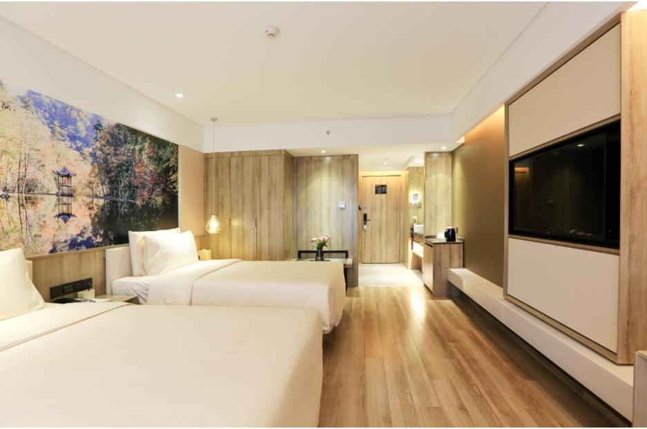 Postel nebo postele na pokoji v ubytování Atour Hotel Xi'an Xixian Vientiane City
