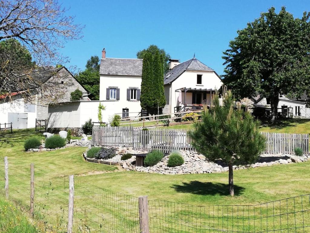 uma casa branca com uma cerca num quintal em Gîte de France Les figuiers 3 épis - Gîte de France 4 personnes 544 