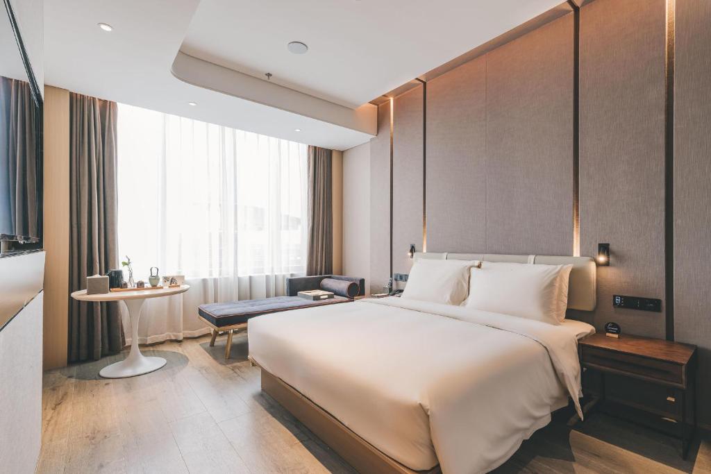 Postel nebo postele na pokoji v ubytování Atour Hotel Shenzhen Luohu Shuibei IBC