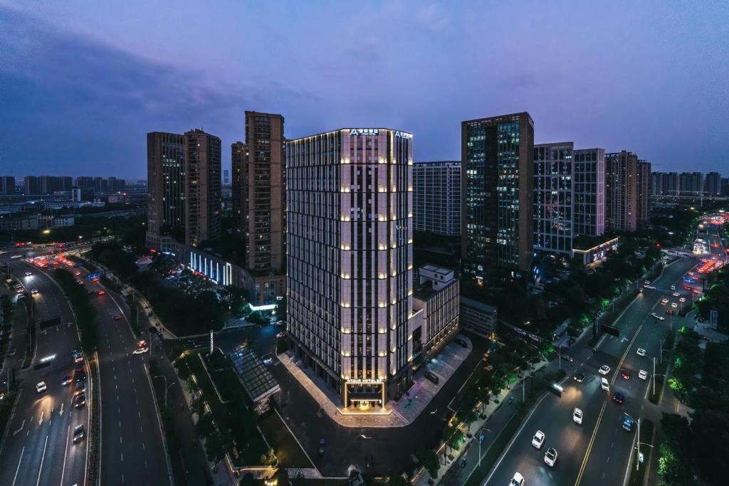 eine Aussicht über eine Stadt in der Nacht in der Unterkunft Atour Hotel Hangzhou Qianjiang Century City International Expo Center in Xiaoshan